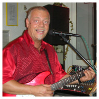 Hansi mit roter Gitarre